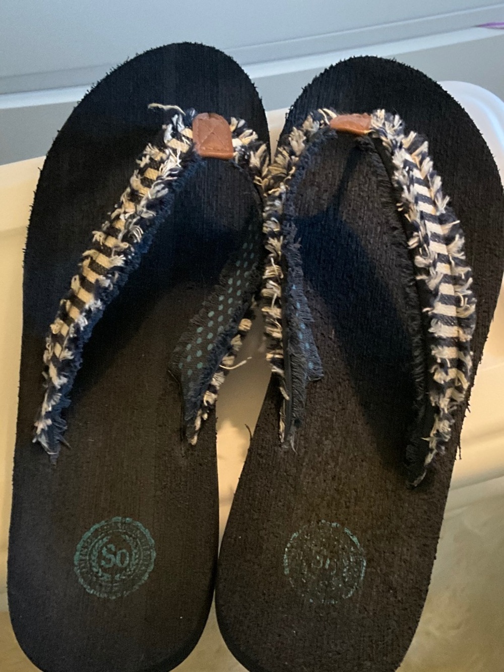 Cute flip flop sandals, size 9